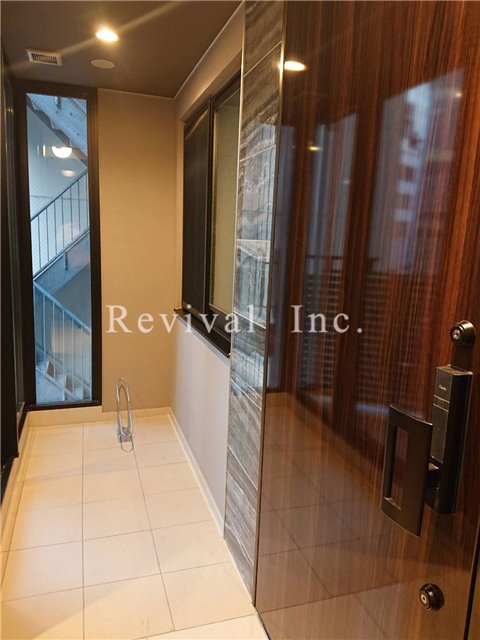 その他　各世帯に専用駐輪スペース付、玄関横にございます