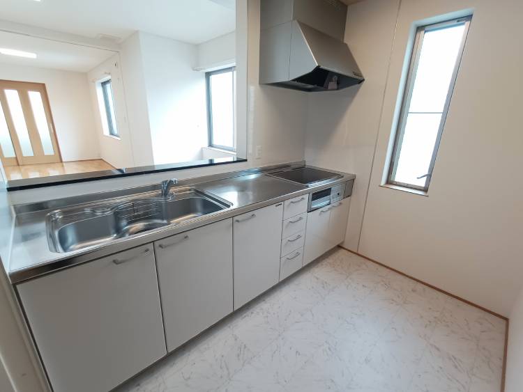 キッチン　三口IHコンロ兼魚グリル付きシステムキッチン☆