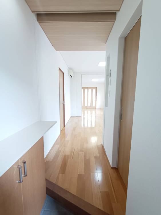 玄関　玄関からの眺め～シューズボックス有り☆TVドアホンあり◎