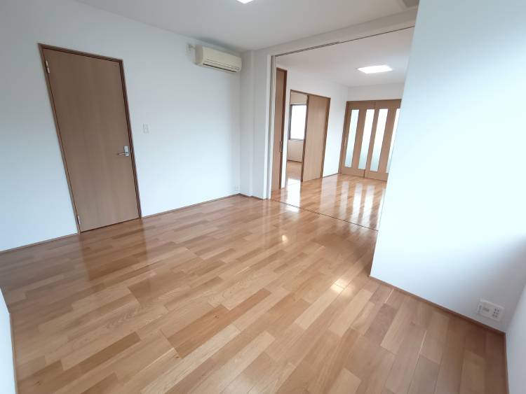 居室・リビング　続き間なので、戸を開けると解放感アップ☆（奥に６帖洋間有！）