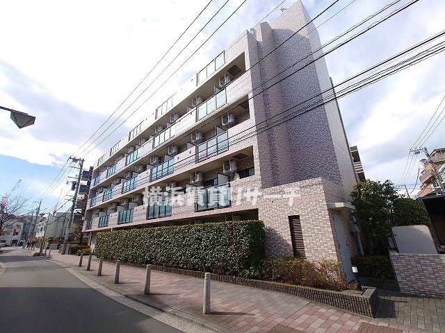 横浜市港北区綱島東のマンションの建物外観