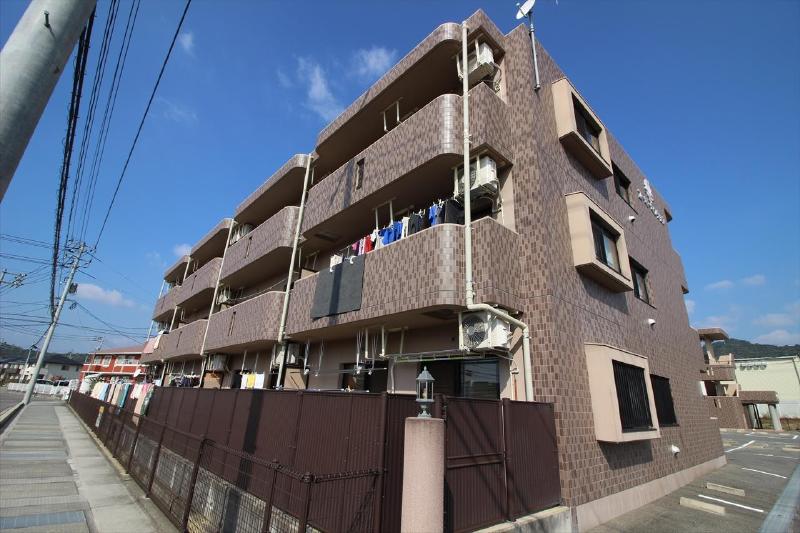 東広島市西条町寺家のマンションの建物外観