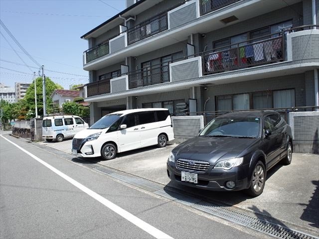 【ヴィラ・パストラルIIIの駐車場】