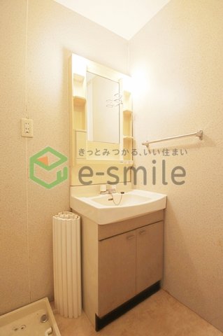 洗面設備　明るい洗面所です