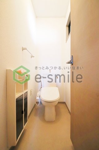 トイレ　落ち着いた色調のトイレです