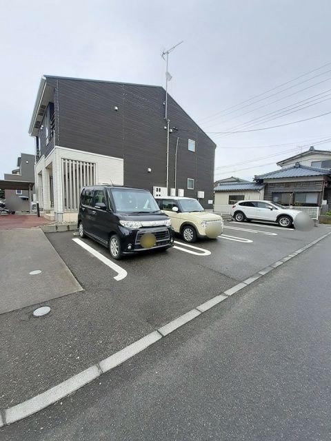 【新潟市西区内野町のアパートの駐車場】