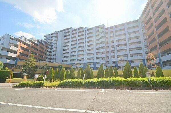 町田市南成瀬のマンションの建物外観