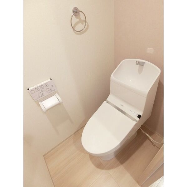 トイレ　温水洗浄便座です。