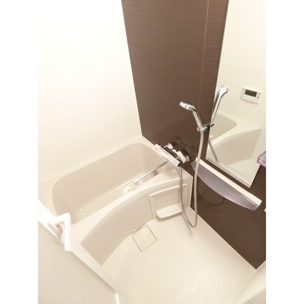 バス・シャワールーム　バストイレ別でゆとりがあります。追い炊き機能付きです。