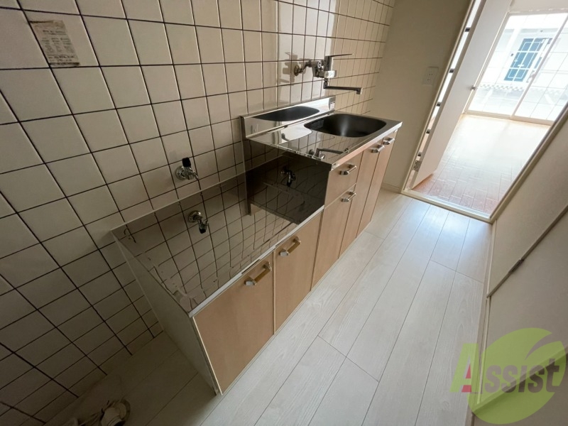 キッチン　キッチンは部屋と分かれています。シンプルなつくりですね。