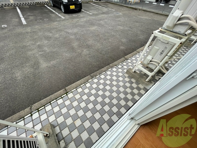 バルコニー　バルコニーはありませんが洗濯物を干すスペースはございます。