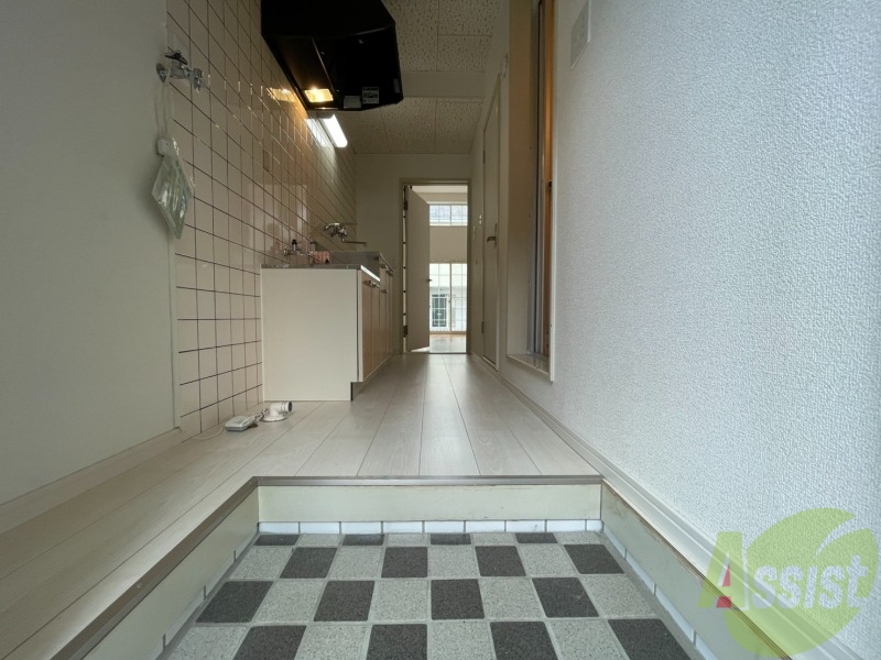 玄関　玄関から撮影しました。明るい印象ですね。