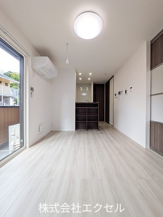 居室・リビング　エアコン完備の明るい室内です。