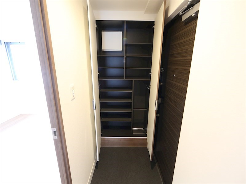 玄関　玄関　シューズボックス付（収納充実してます）