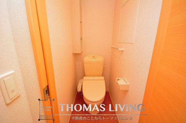 トイレ　嬉しいウォシュレット付きですよ。