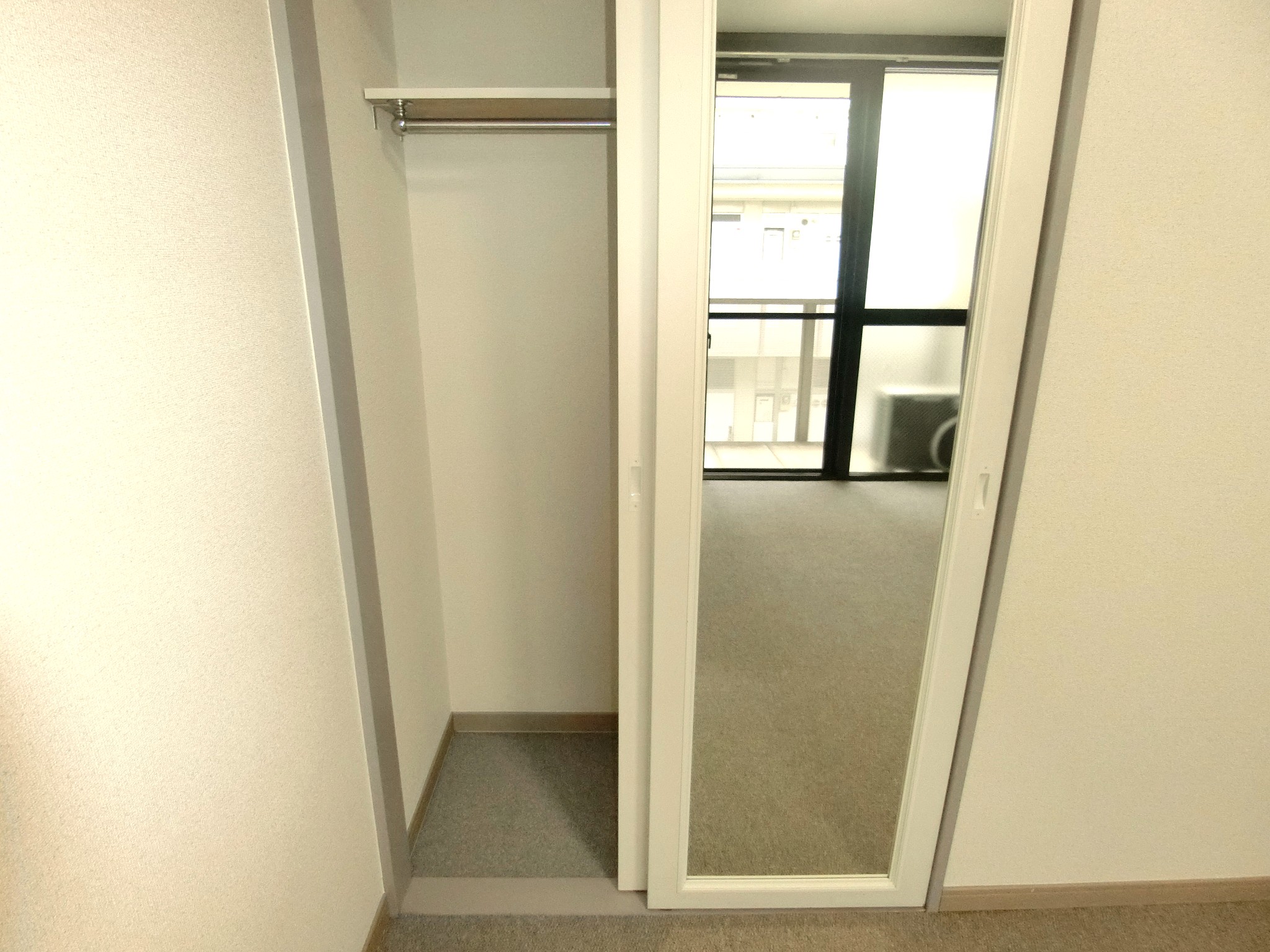 収納　全身ミラー付両面扉のクローゼツトです☆