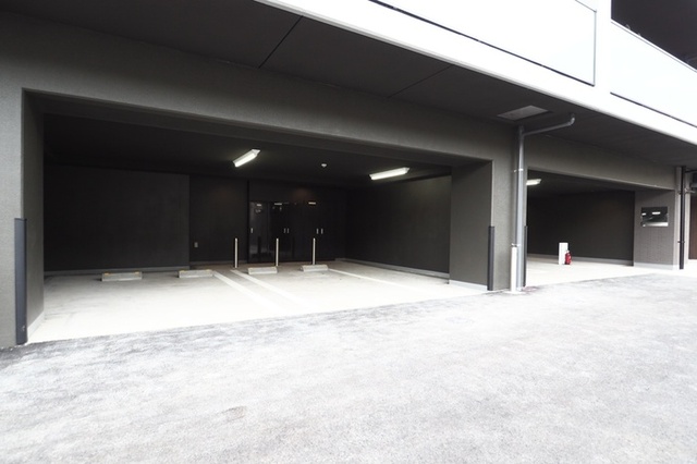 駐車場　駐車場（屋根あり）
