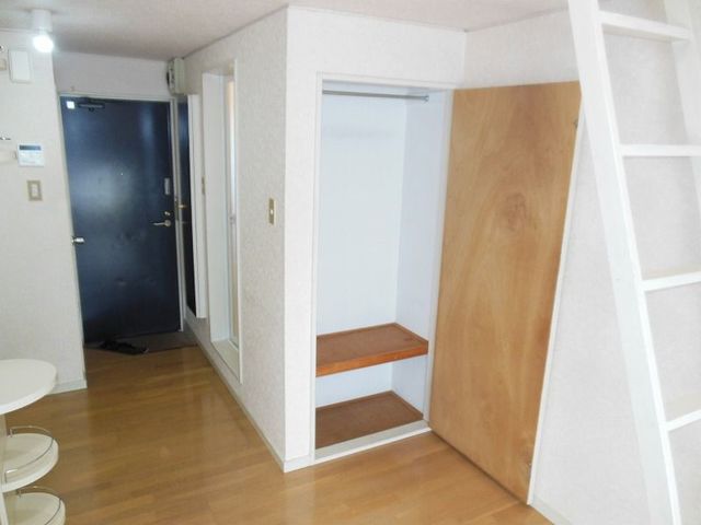 玄関　【収納】写真は２０５の物です。