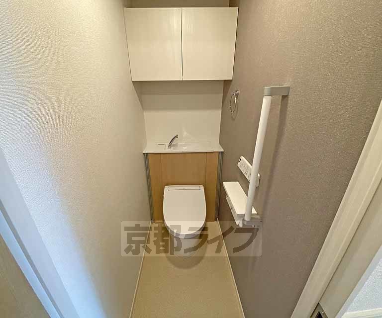 トイレ　清潔感のあるタンクレストイレです。