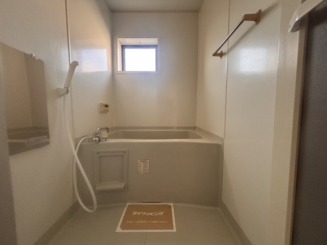 バス・シャワールーム　窓付きなのでお風呂のお掃除が換気できるから楽に