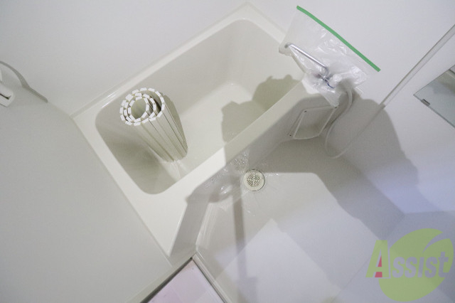 バス・シャワールーム　清潔感のある白いお風呂、鏡が便利です。