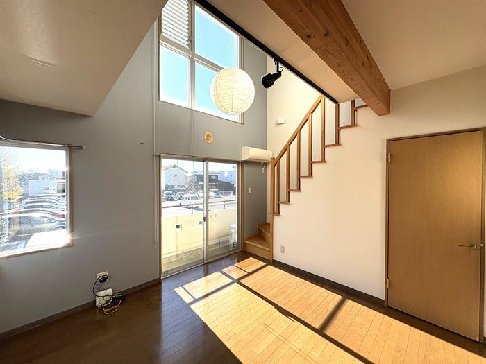 居室・リビング　大きな窓で日当たり良好！