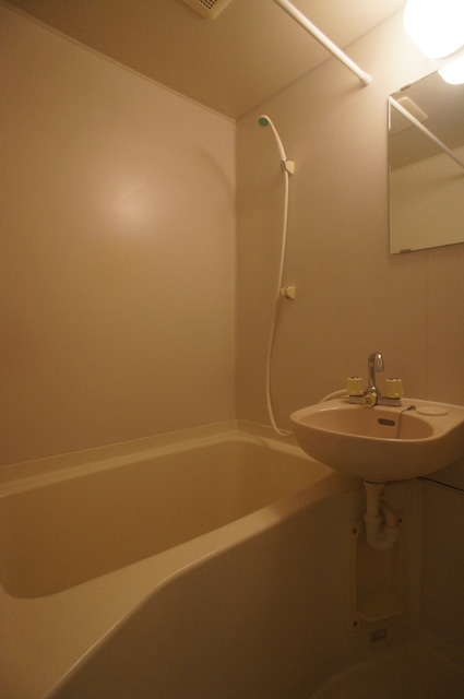 バス・シャワールーム　丸洗い可能！お掃除ラクラクの洗面台付き３点ユニットです☆