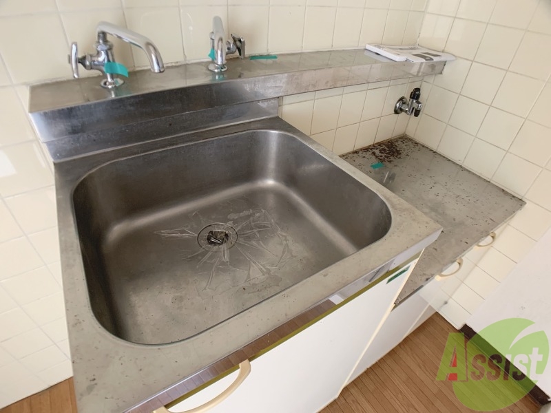 キッチン　シンプルで使いやすいキッチンです。下には収納もございます。