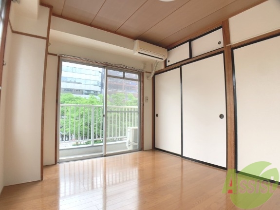 その他部屋・スペース　洋室は陽がよく差し明るくフローリングもきれいな状態です。