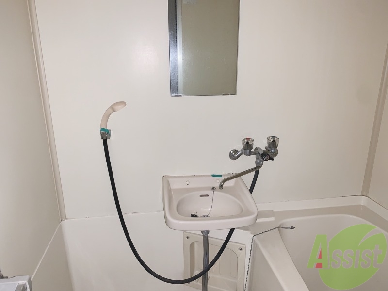 洗面設備　洗面台は浴室の中にあります。シンプルでお掃除がしやすそうです