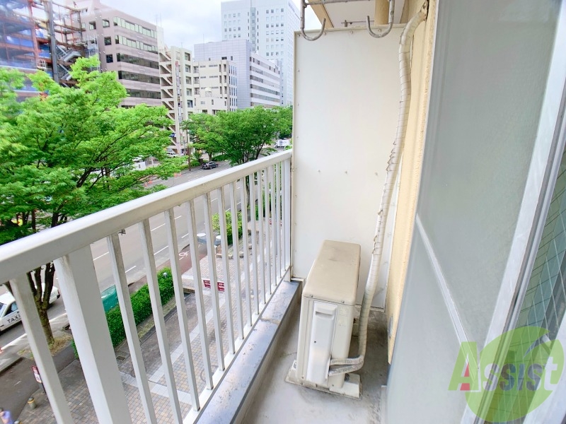 バルコニー　バルコニーはよく陽が当たり気持ちが良いです。