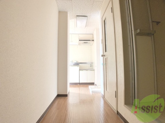 玄関　玄関からの様子ですリビングまでつながる廊下はきれいです。