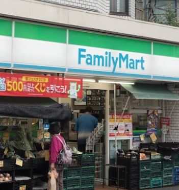 コンビニ　ファミリーマート上北沢駅前南口店（コンビニ）まで484m