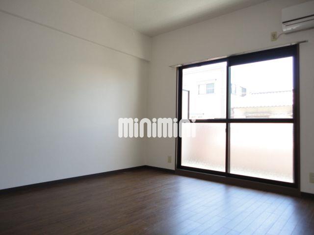 居室・リビング　明るい洋間