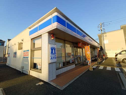 コンビニ　ローソン 草加新栄道上店（コンビニ）まで136m
