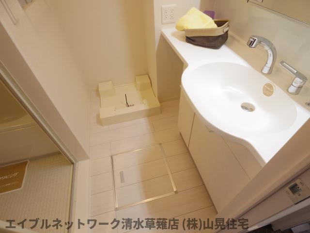 洗面設備　明るい洗面所です