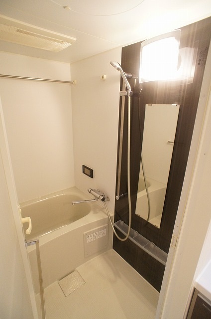 バス・シャワールーム　バストイレ別で清潔感のある水回り