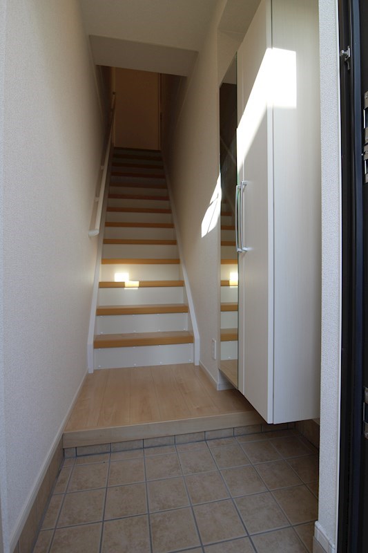 玄関　シューズボックスに鏡付き。