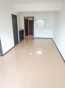 居室・リビング　「落ち着いた色合いの床材を使用した居住空間」