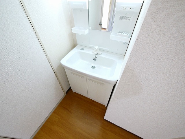 洗面設備　ゆったりとスペースのある洗面所