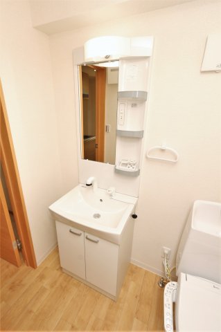 洗面設備　参考写真（同物件別部屋）