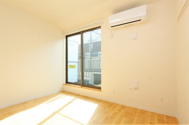 居室・リビング　参考写真（同物件別部屋）