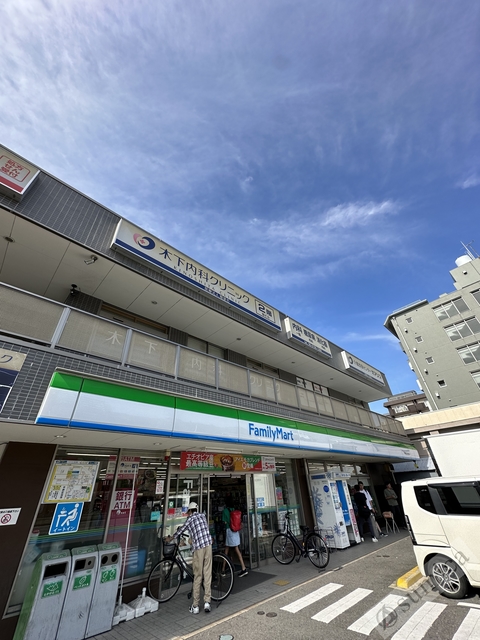 コンビニ　ファミリーマート平野区役所東店（コンビニ）まで330m