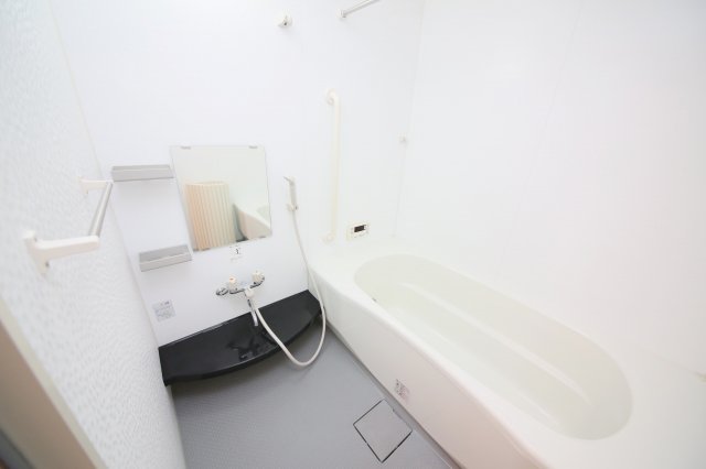 バス・シャワールーム　別部屋同一間取りのお写真となります。