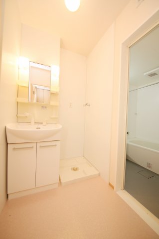 洗面設備　別部屋同一間取りのお写真となります。