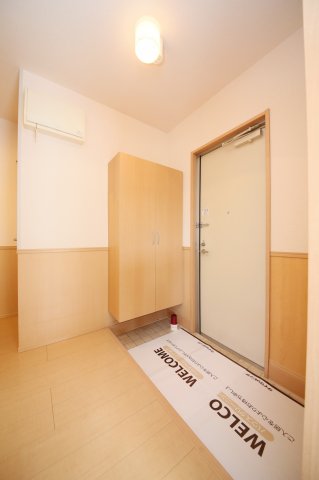 玄関　別部屋同一間取りのお写真となります。