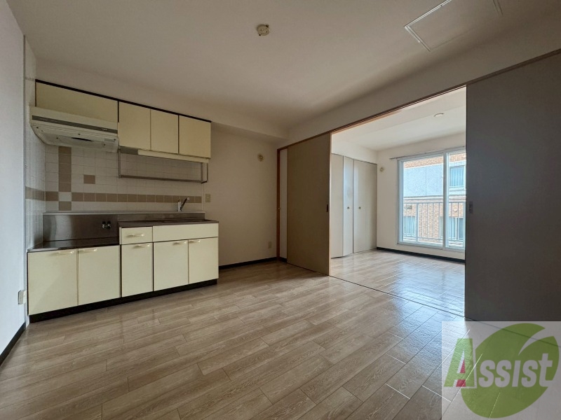 居室・リビング　７．５帖のダイニングキッチン。ご飯を食べるお部屋ですね。