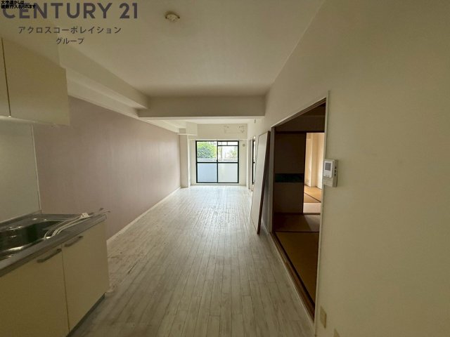 居室・リビング　床色が明るい色合いで、とてもきれいです。