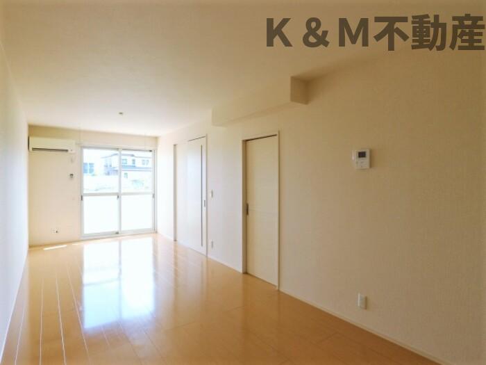 居室・リビング　こちらの居間で趣味の時間をお楽しみください