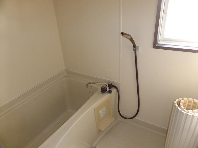 バス・シャワールーム　コンパクトで使いやすいお風呂です